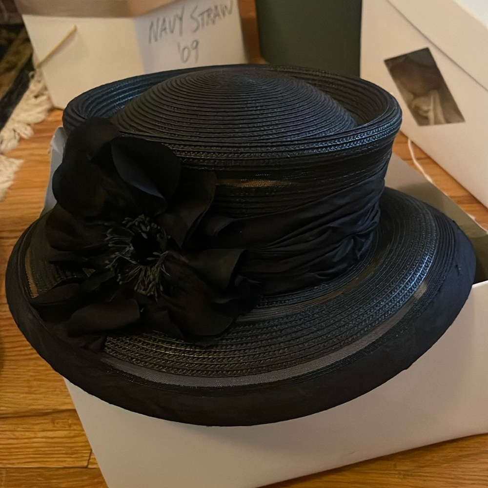 TOUCAN COLLECTION black straw/mesh Hat with flower